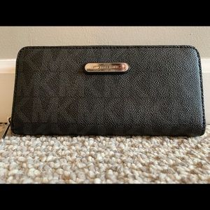 Michael Kors Zip Around Wallet